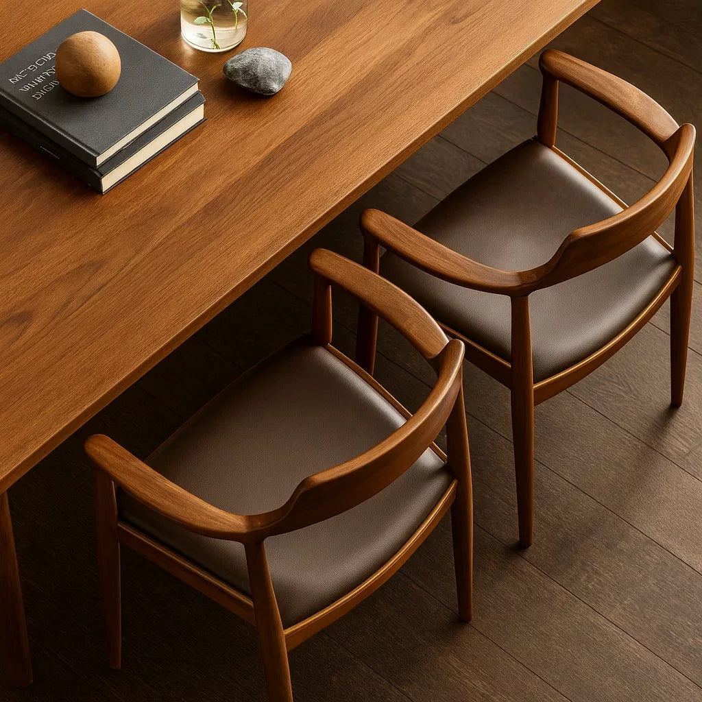 Ahşap çerçeveli, bej renkli oturağa sahip İskandinav tarzı Kennedy yemek sandalyesi.