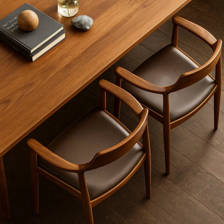 Ahşap çerçeveli, bej renkli oturağa sahip İskandinav tarzı Kennedy yemek sandalyesi.