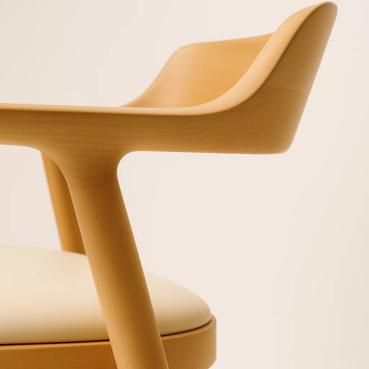 Ahşap iskeletli, beyaz oturumlu İskandinav tarzı Kennedy yemek sandalyesinin yakın çekimi.