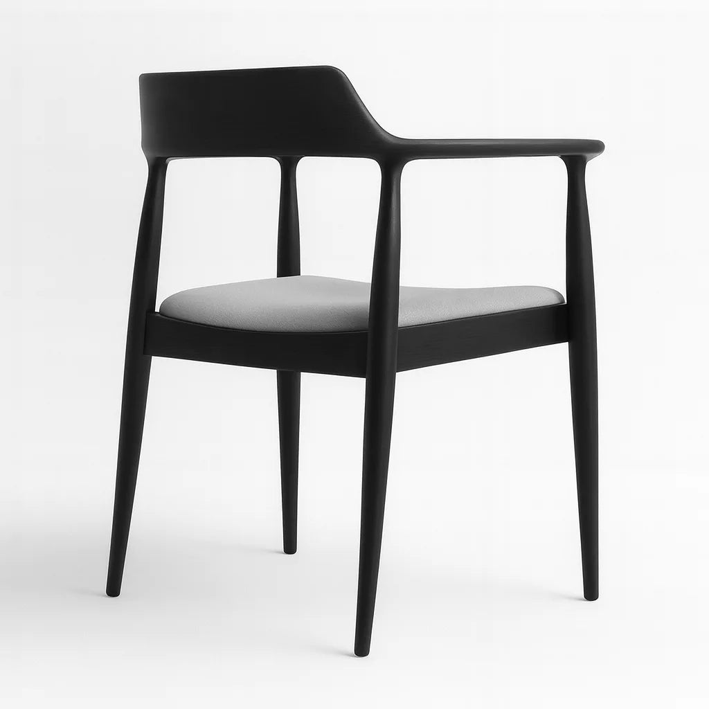 Siyah ahşap ayakları ve beyaz oturumu olan İskandinav stilinde bir yemek sandalyesi.