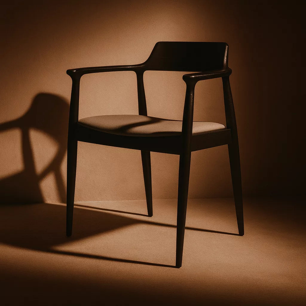 İskandinav tarzı siyah ahşap yemek sandalyesi, duvarda belirgin bir gölge oluşturuyor.