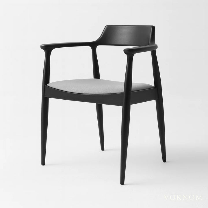 Siyah ahşap çerçeveye sahip, gri oturumlu İskandinav stil yemek sandalyesi.
