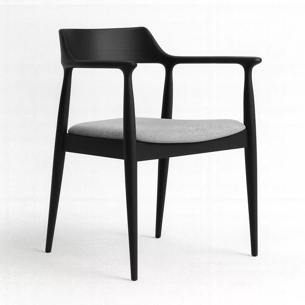 Siyah ahşap, beyaz detaylı İskandinav stil yemek sandalyesi, siyah kol dayama ile modern bir tasarım sunuyor.