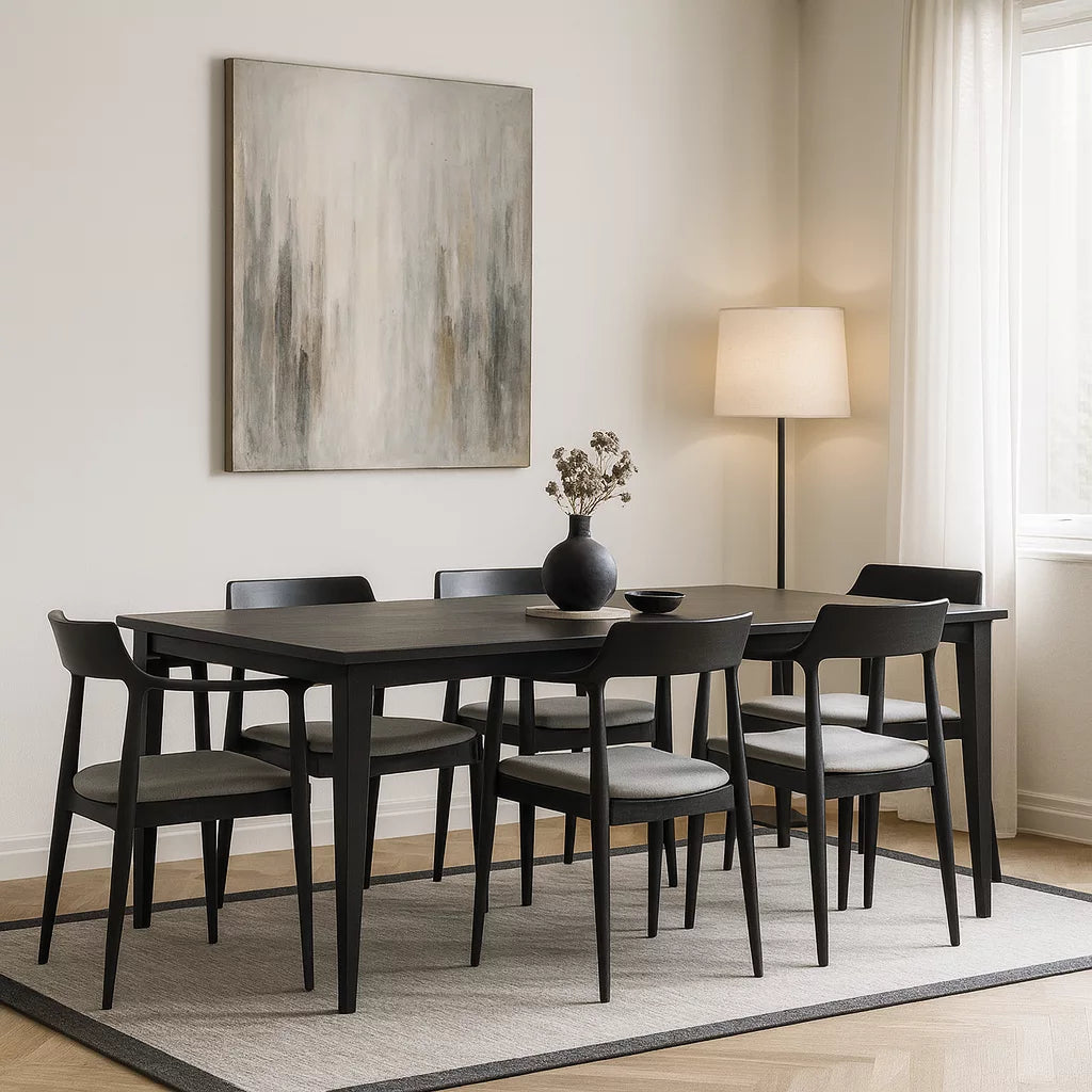 İskandinav stilinde tasarlanmış modern bir yemek odası, siyah masa ve Kennedy sandalyeleriyle şıklık sunuyor.