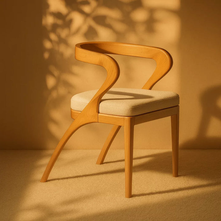 Japandi stilinde, hafif bej yastığı olan ahşap çerçeveli organik formda bir sandalye.