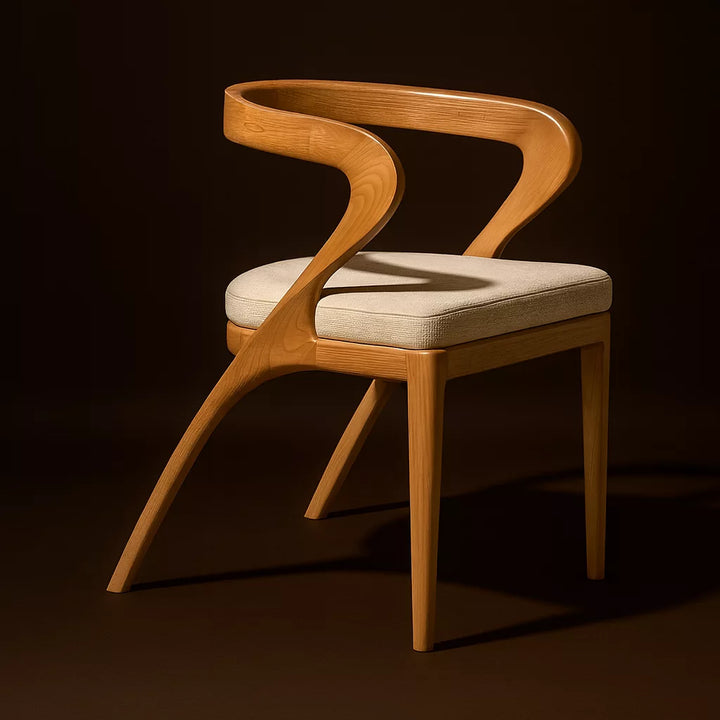 Japandi stilinde, kıvrımlı sırt ve oturak kısmına sahip, organik formlu masif kayın tasarım sandalye.