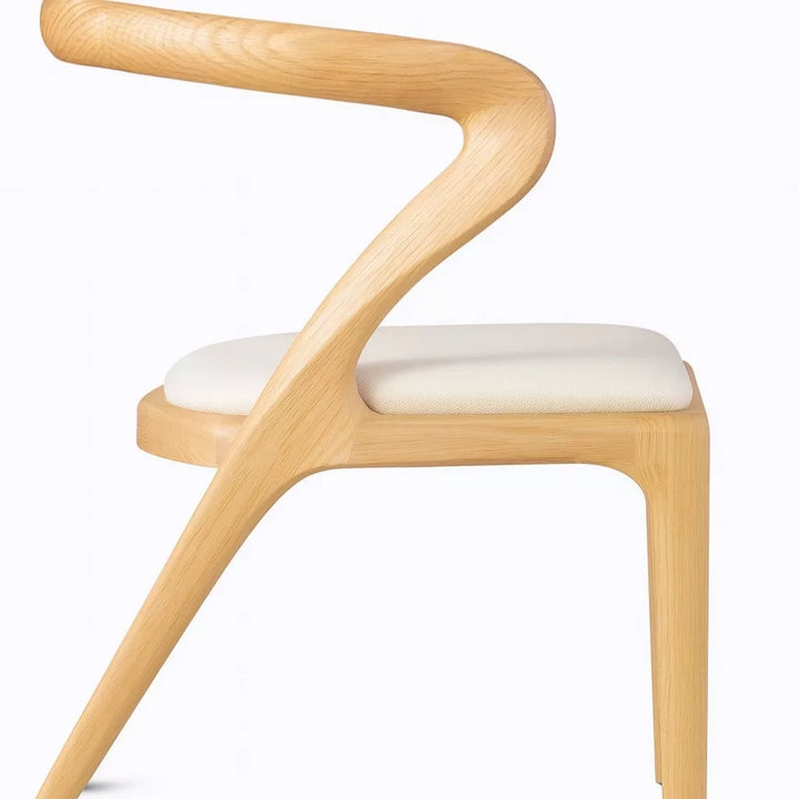 Japandi stilinde, beyaz oturumu ve kıvrımlı sırtlığı olan masif kayın tasarım sandalye.