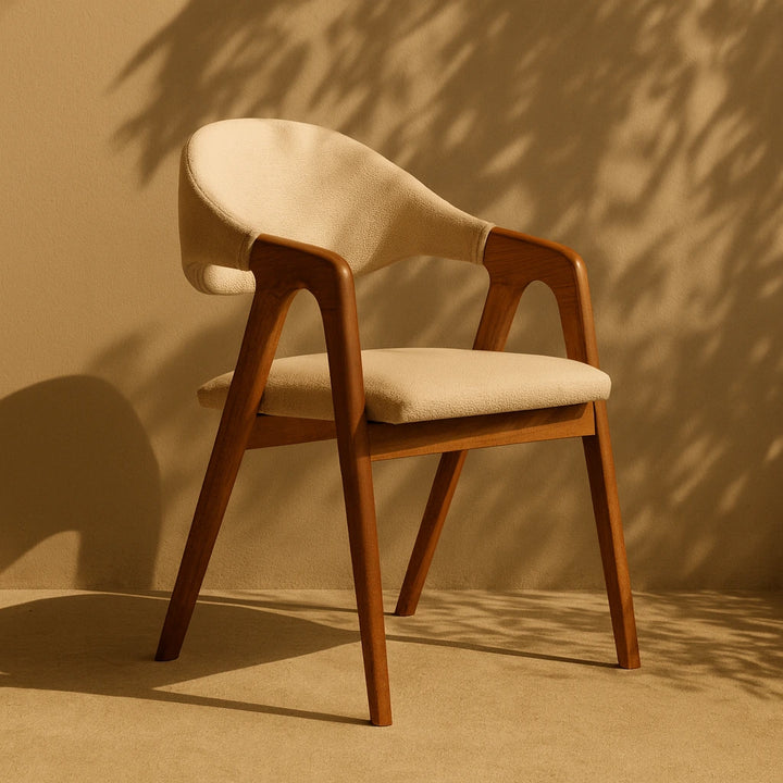 Kavisli sırtlı, tan döşemeli ve ahşap ayaklı minimalist kayın sandalye.