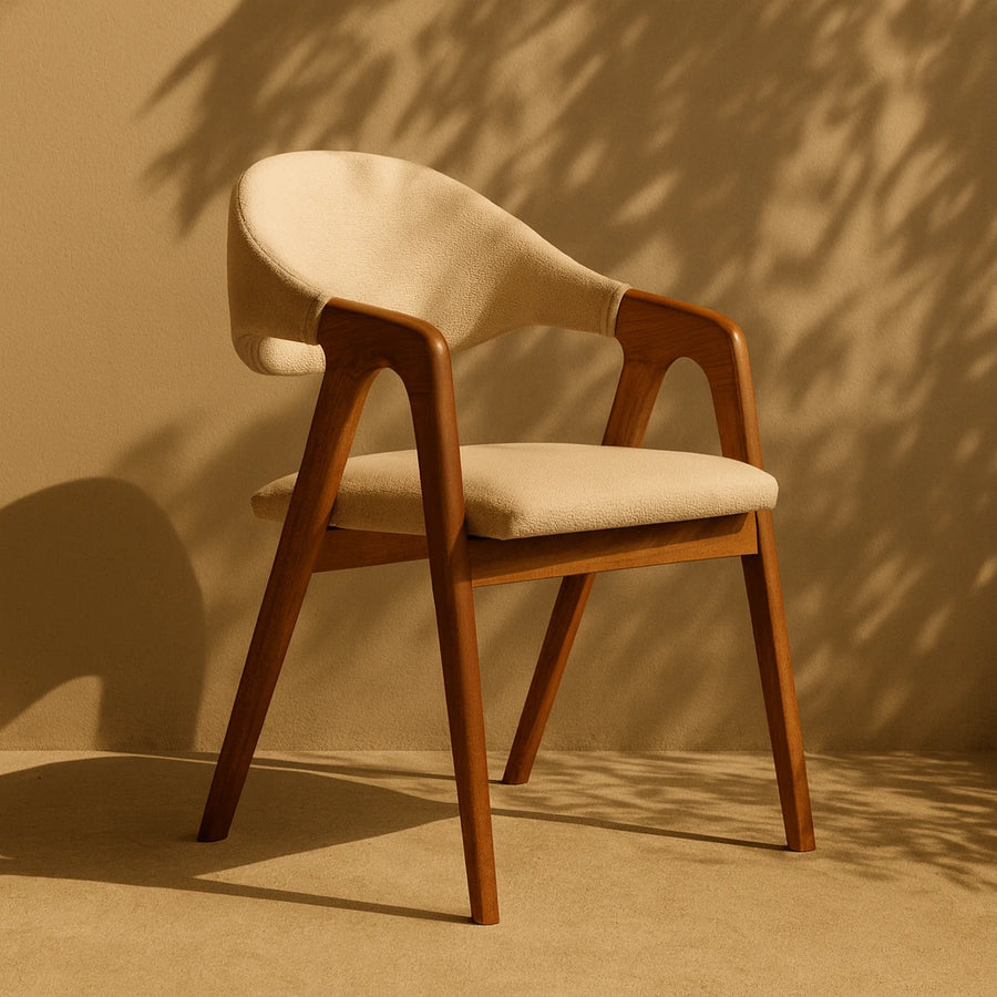Kavisli sırtlı minimalist kayın sandalye, bej döşemeli, sol çapraz görünüm, yaprak gölgeli duvar önünde