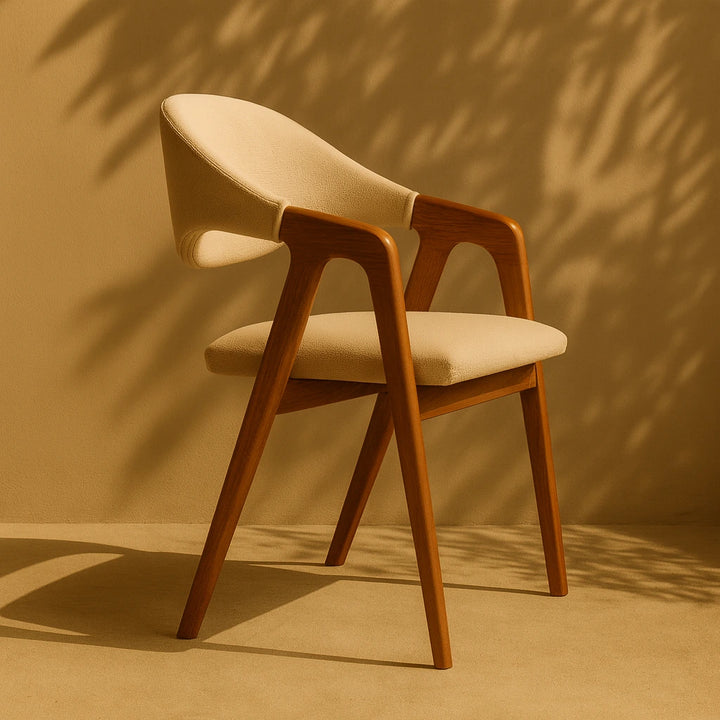 Kavisli sırtlı, ahşap çerçeveli ve bej döşemeli minimalist sandalye.