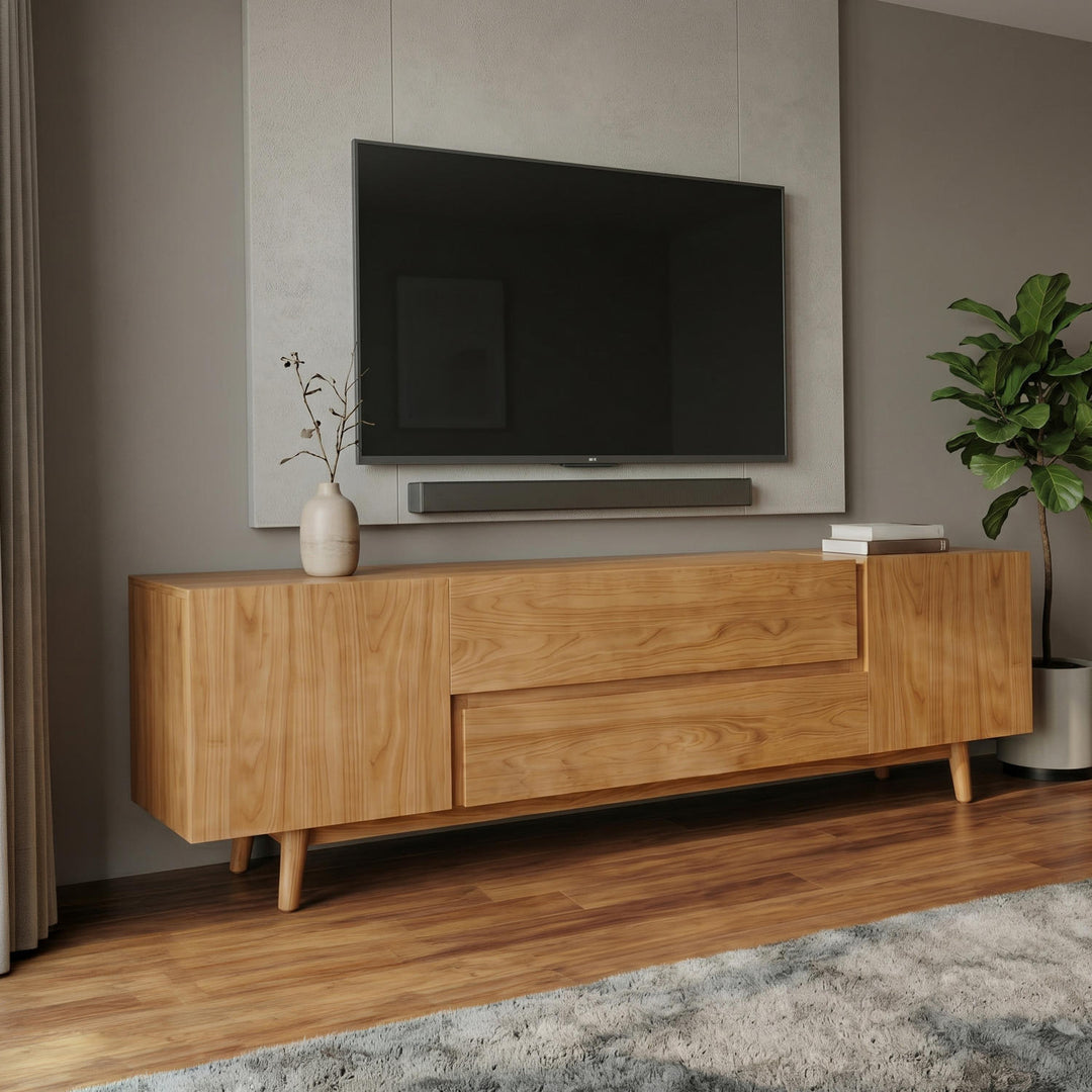 Ev mobilyaları ile sergilenen, detaylı ahşap tasarımı ve minimalist tarzıyla Kestane TV Ünitesi.