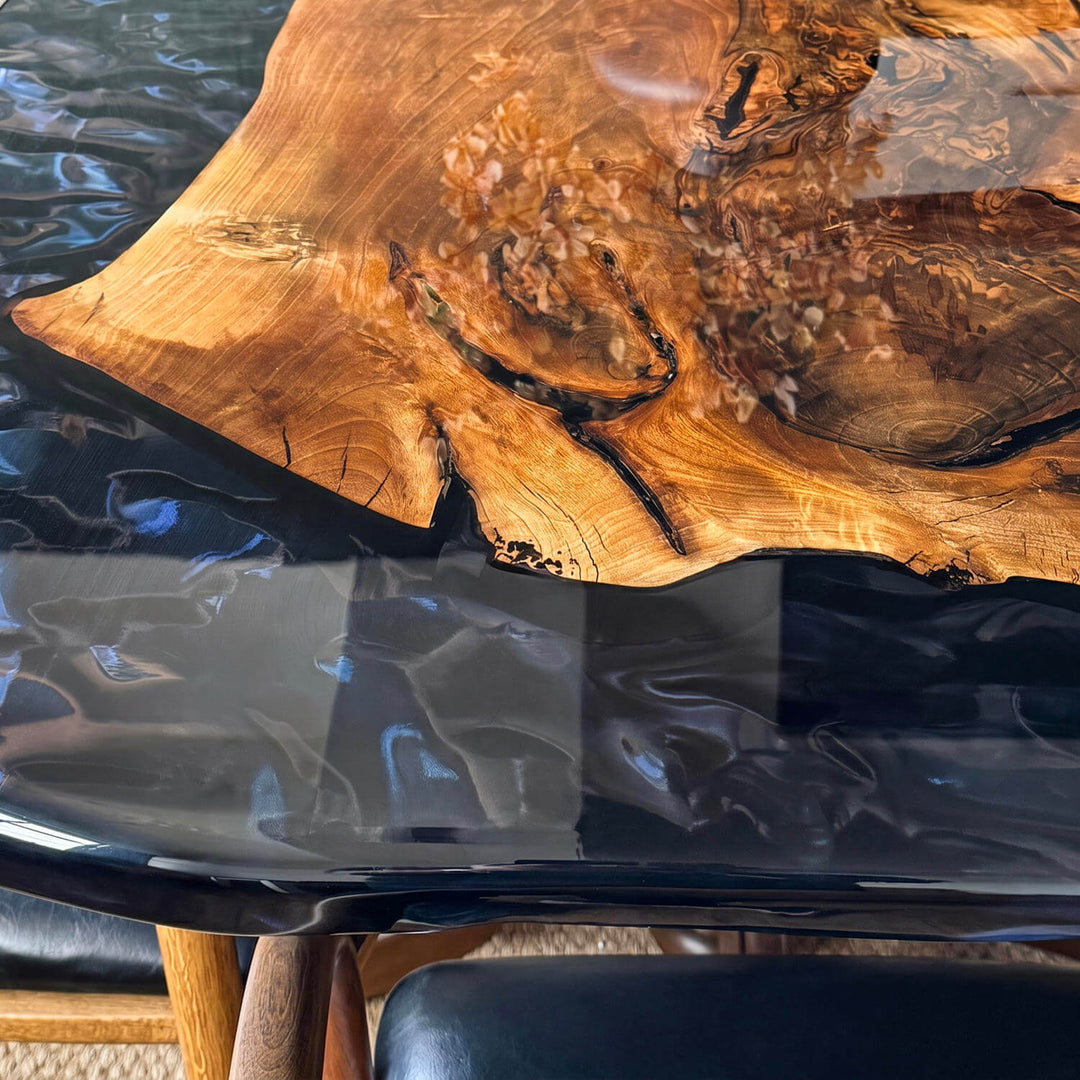 Salon veya geniş yemek alanları için tasarlanan, avangart ayak tasarımı ile modern epoksi işçiliğini harmanlayan epoksi ceviz masa.
