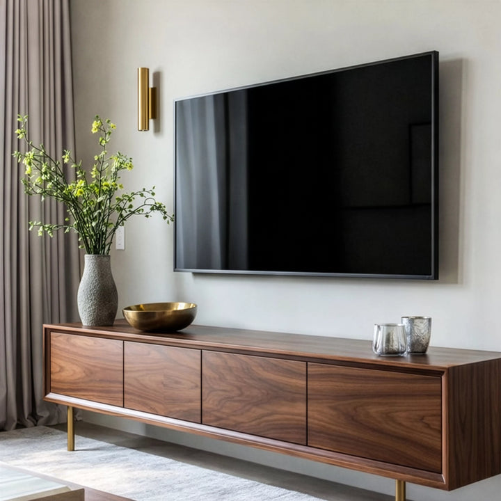 Modern bir oturma odası, masif ceviz TV ünitesi ve raflarla şık bir tasarım sunuyor.