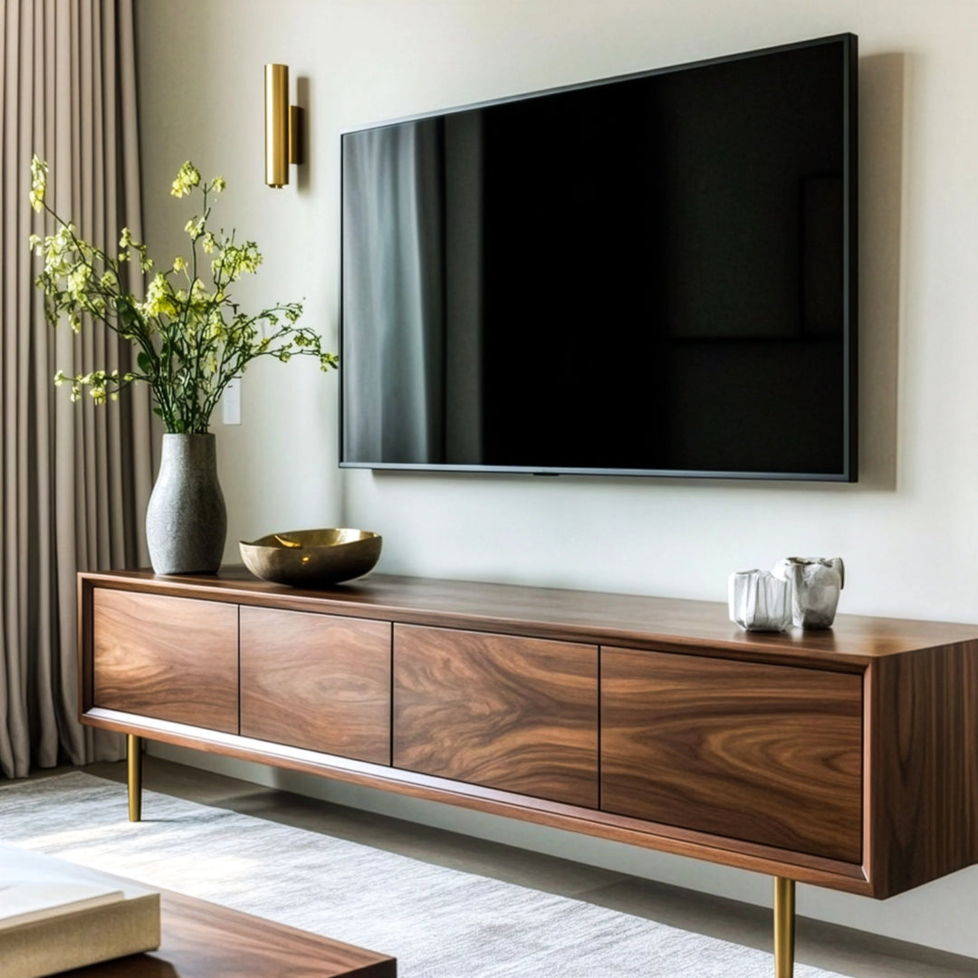 Modern masif ceviz TV ünitesi, 4 kapaklı doğal ahşap tasarım ve pirinç detaylı metal ayaklı konsol görünümü.