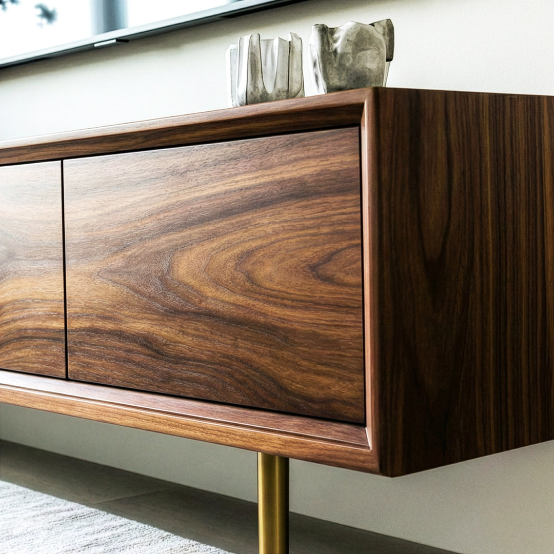 El işçiliği ile yapılmış, modern tasarımlı masif ceviz TV ünitesi, oturma odasında dikkat çekiyor.