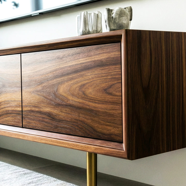 El işçiliği ile yapılmış, modern tasarımlı masif ceviz TV ünitesi, oturma odasında dikkat çekiyor.