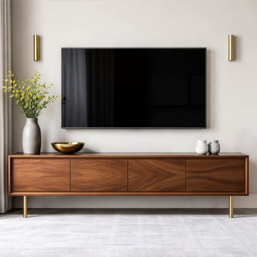 Modern oturma odası, masif ceviz TV ünitesi ve şık bir vazo ile dekore edilmiş.