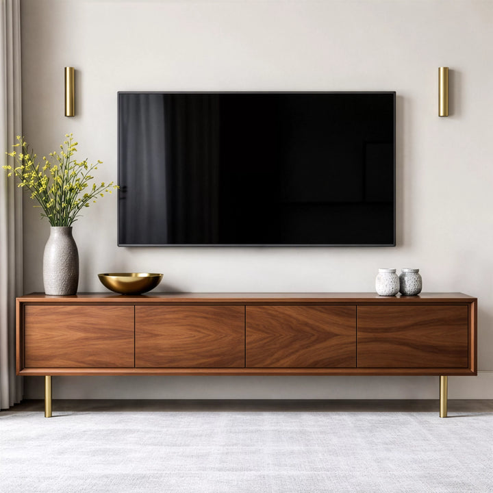 Modern oturma odası, masif ceviz TV ünitesi ve şık bir vazo ile dekore edilmiş.