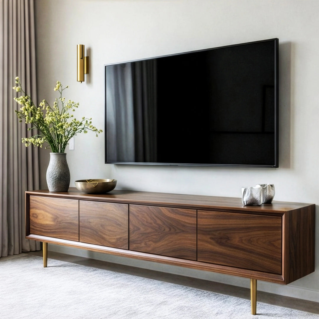Şık bir oturma odasında yer alan, 4 kapaklı ve raflı masif ceviz TV ünitesi, modern bir görünüm sunuyor.