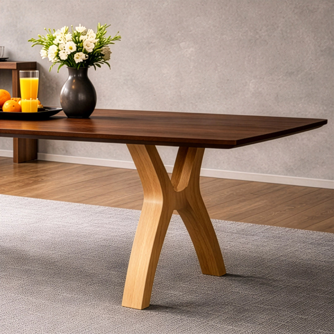 Masif Kestane Yemek Masası üzerinde bir vazoda çiçekler bulunan modern bir masa görüntüsü.