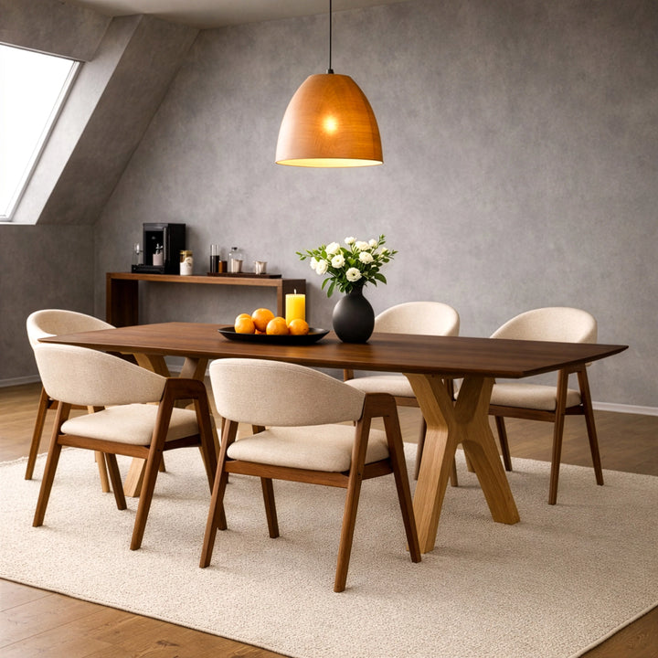 Masif Kestane Yemek Masası, modern kavisli ayaklarıyla birlikte bir masa ve sandalyelerle aydınlatılmış bir ortam.