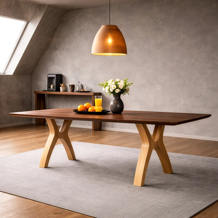 Masif Kestane Yemek Masası, pencereli bir odada modern kavisli ayaklarıyla şık bir şekilde yer alıyor.