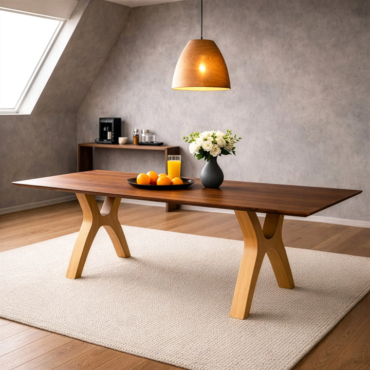 Masif Kestane Yemek Masası üzerinde bir vazoda çiçekler bulunan modern bir yemek masası.