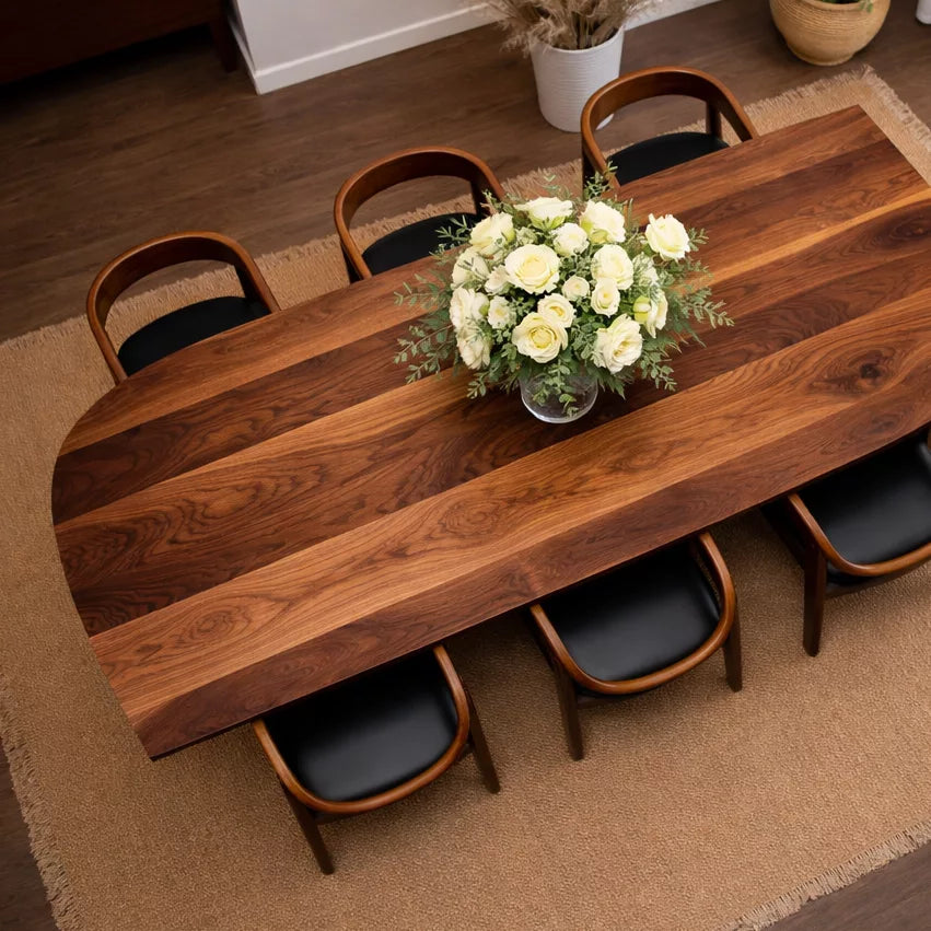 Altı sandalyeyle çevrili masif ceviz ve kestane yemek masası, ahşap bir ortamda yer alıyor.