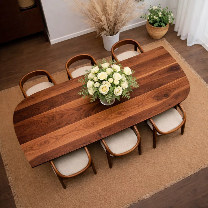 Ahşap bir masa ve sandalyeler, masif ceviz ve kestane yemek masası olarak tasarlanmış.