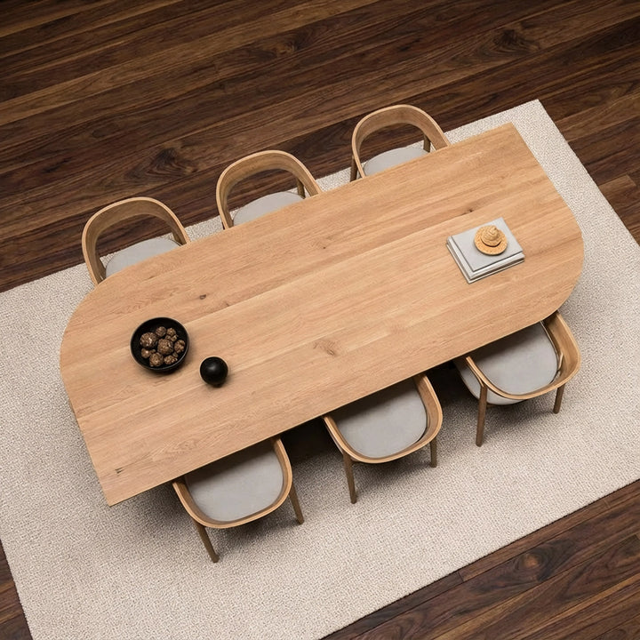 Altı sandalyeli masif ceviz ve kestane yemek masası, ahşap yapısıyla dikkat çekiyor.