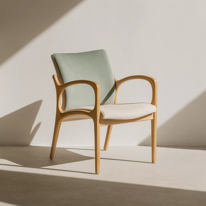 Su yeşili ve krem çift renkli döşemeli masif kayın ahşap kollu tasarım sandalye