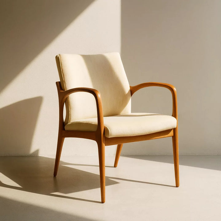 Güneş ışığı altında Mid-Century Modern stil masif kayın kollu sandalye krem döşeme ve kavisli ahşap detayları