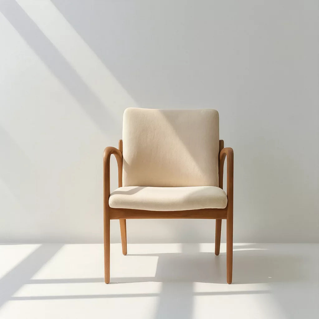 Önden görünüm masif kayın iskeletli modern bej yemek sandalyesi ve ergonomik kavisli kolçak tasarımı