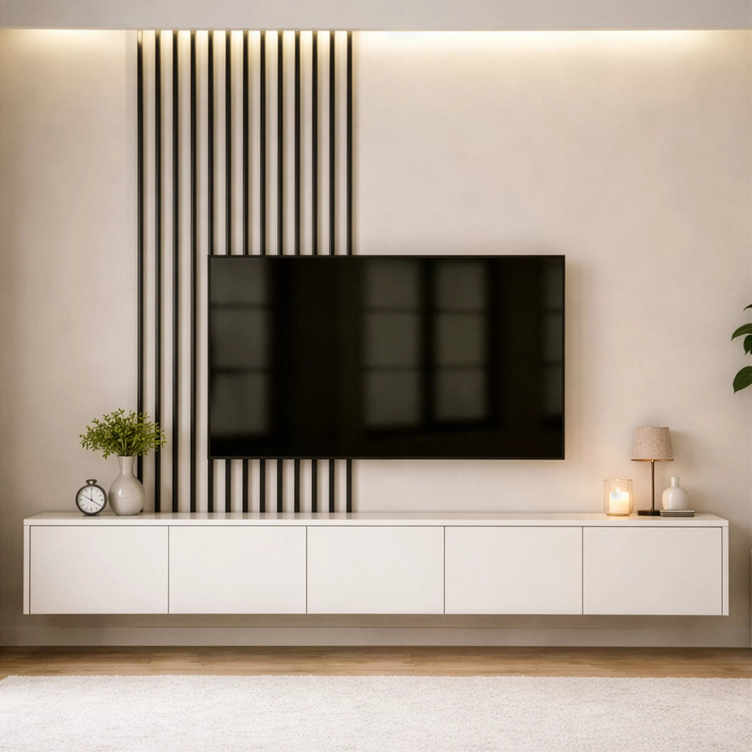 Modern duvara monte TV ünitesi, siyah ve beyaz çizgilerle şık bir tasarıma sahip.