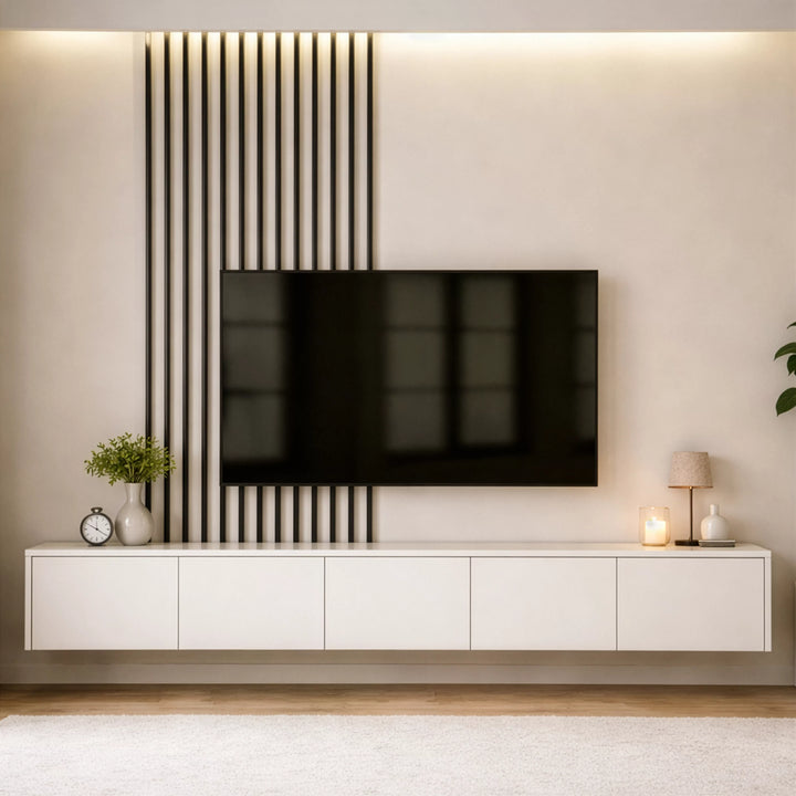 Modern duvara monte TV ünitesi, siyah ve beyaz çizgilerle şık bir tasarıma sahip.