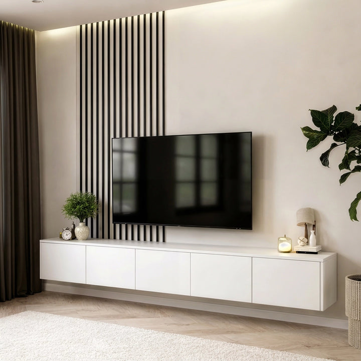 Modern oturma odası, duvara monte TV ünitesi ve ince beyaz lake konsol ile ferah bir atmosfer yaratıyor.