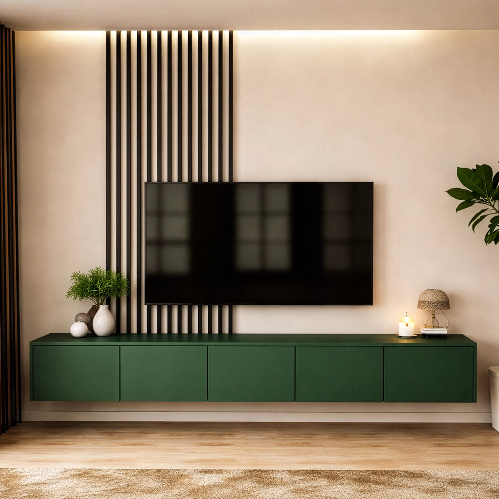 Modern bir oturma odası, zümrüt yeşili duvara monte TV ünitesi ile şık bir görünüm sunuyor.