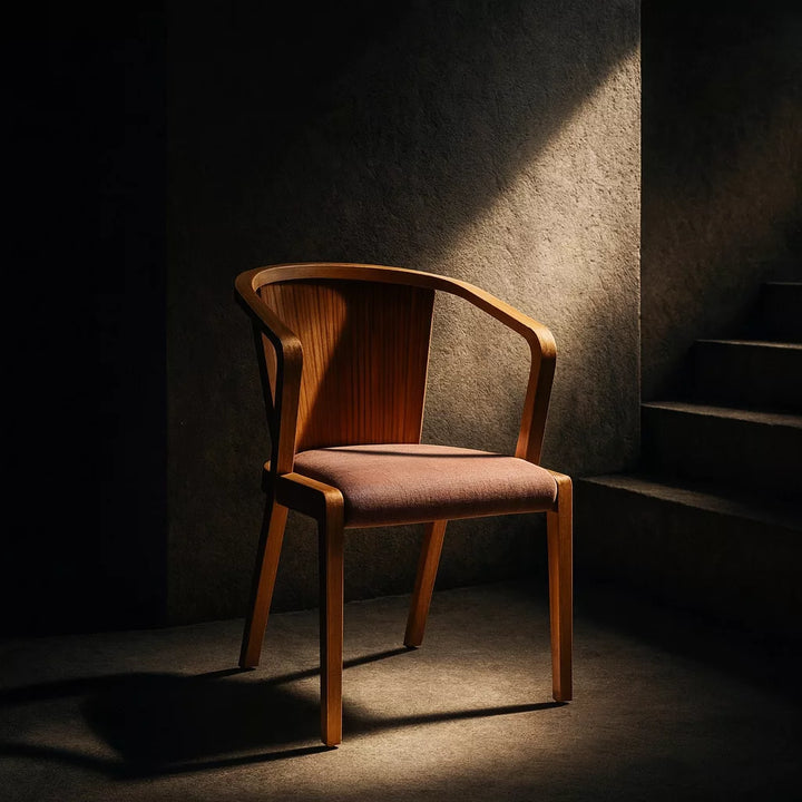 Güneş ışığı altında bej renkli modern ahşap yemek sandalyesi çapraz duruş