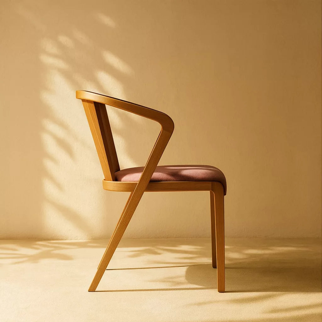 Güneş ışığıyla aydınlanan bir duvarın önünde minimalist modern kayın ahşap yemek sandalyeleri.