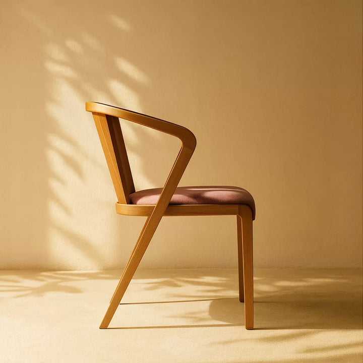 Güneş ışığıyla aydınlanan bir duvarın önünde minimalist modern kayın ahşap yemek sandalyeleri.