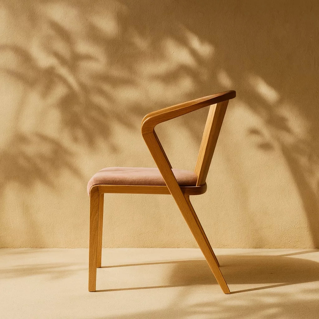 Minimalist tasarıma sahip, pembe oturumlu kayın ahşap yemek sandalyesi.