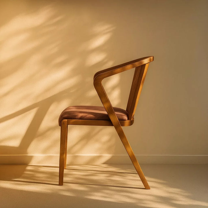 Ahşap çerçeveli, pembe oturumlu minimalist modern yemek sandalyesi.