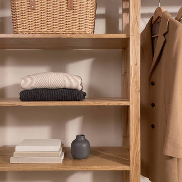 Düzenli ve estetik giyinme odaları için Oakline ahşap açık gardırop tasarımı   