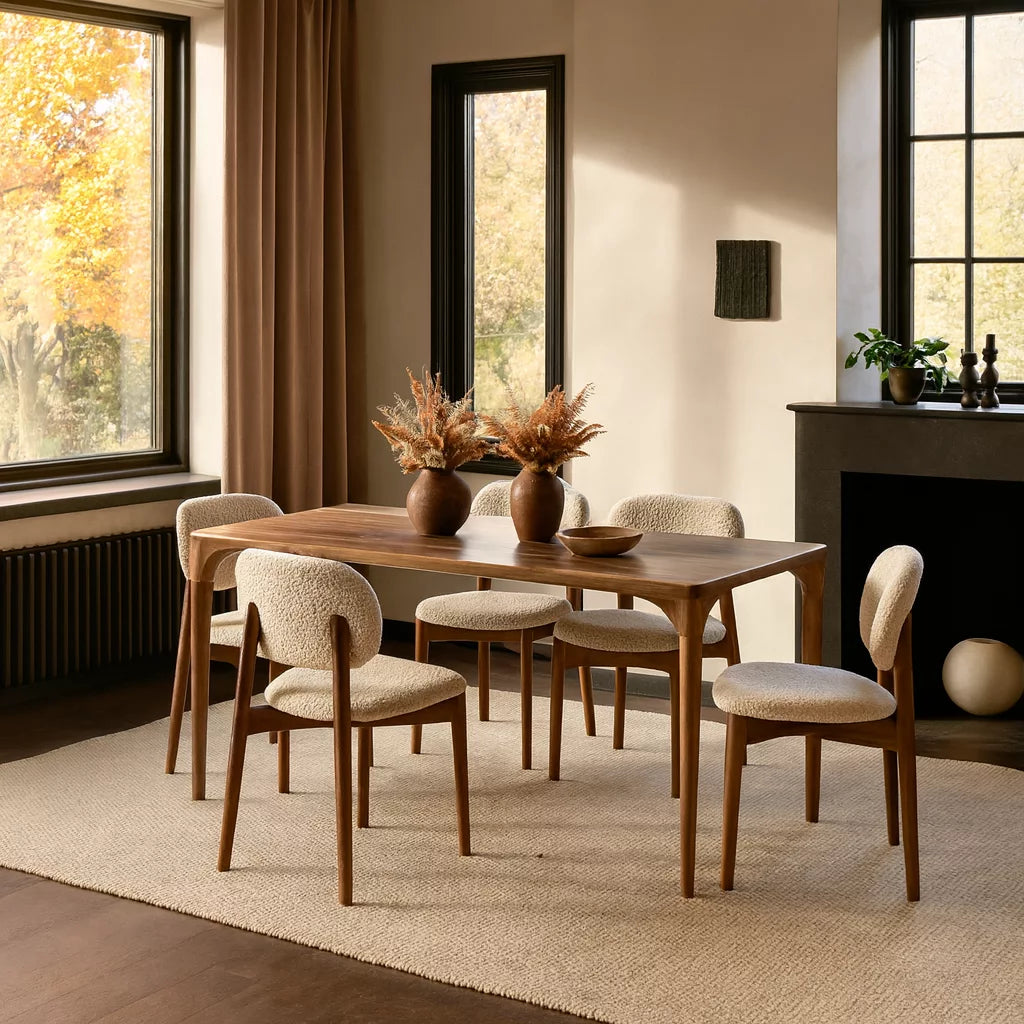 Modern İskandinav tasarıma sahip Oslo Ceviz Masif Ahşap Yemek Masası, etrafında sandalyeler ve bir vazoyla dekore edilmiştir.