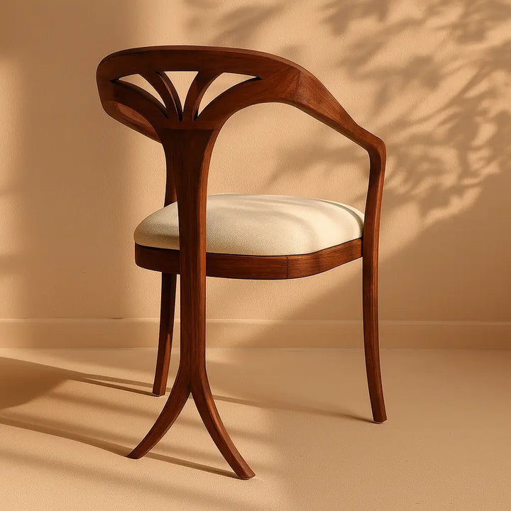 Retro-Modern Çizgili Masif Kayın Yelpaze Sandalye, beyaz oturağı ve ahşap sırtlığı ile şık bir tasarıma sahiptir.