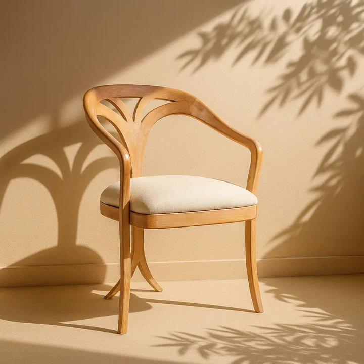 Retro-modern çizgili masif kayın yelpaze sandalye, duvarda belirgin bir gölge oluşturuyor.