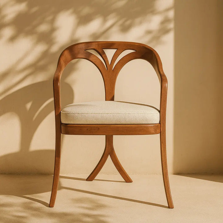 Masif kayın ağacından yapılmış, retro-modern çizgili bir sandalye.