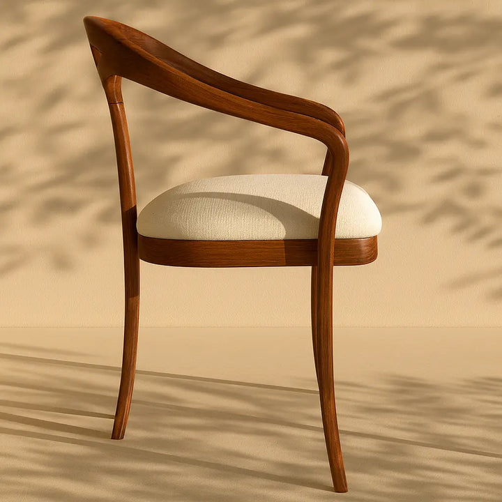 Retro-Modern Çizgili Masif Kayın Yelpaze Sandalye; beyaz yastıkla tamamlanmış ahşap çerçeve.
