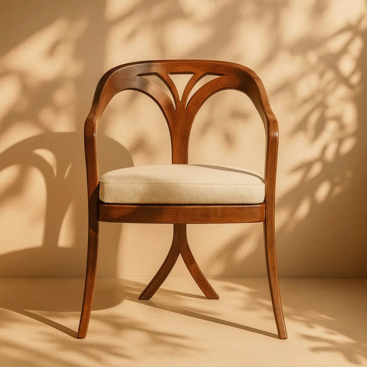 Beyaz yastıklı ahşap sandalye, bir duvarın önünde duruyor. Retro-Modern Çizgili Masif Kayın Yelpaze Sandalye.