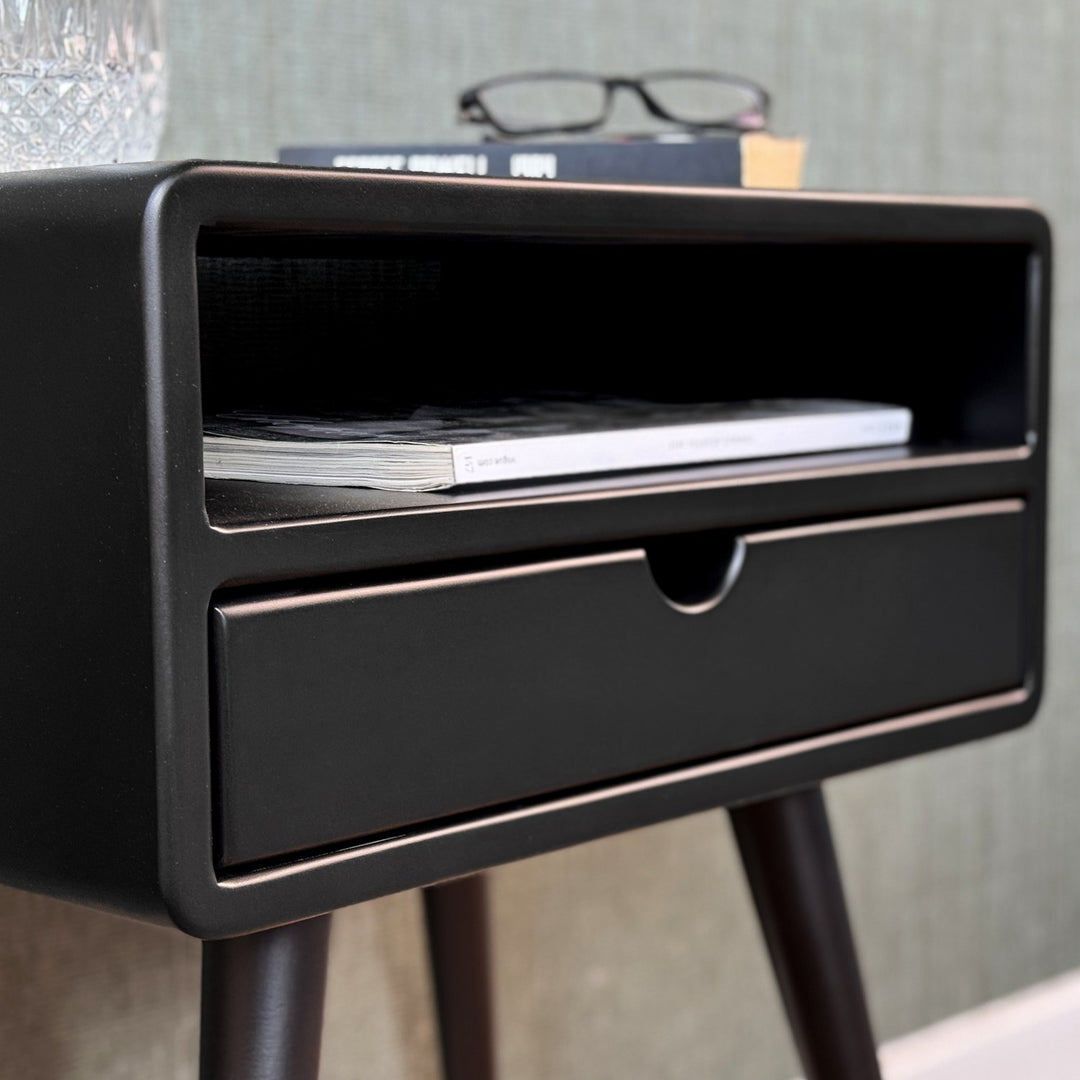 siyah yan sehpa cekmeceli ahsap yan sehpa sik ve modern cekmeceli yan sehpa sade ev dekorasyonu icin ideal vornom